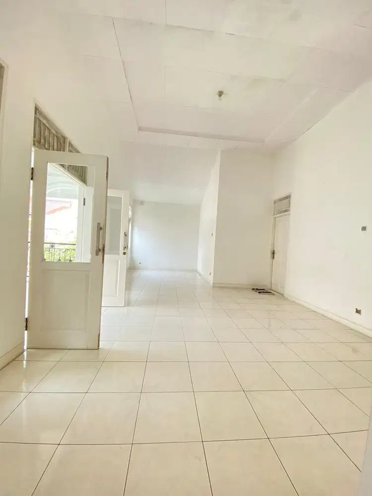 HOT SALE!!!RUMAH DENGAN TANAH LUAS BAGUS LOKASI STRATEGIS AMAN NYAMAN