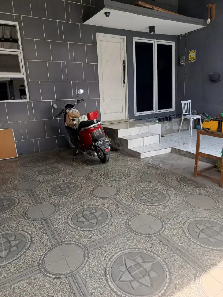 Dijual rumah murah 2 lantai jalan utama komplek