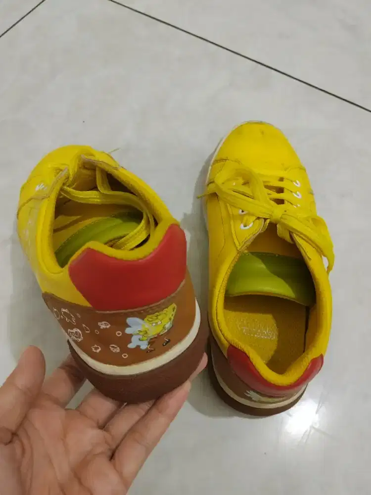 Sepatu anak lakilaki