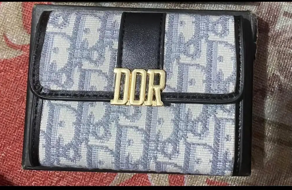 Dompet kecil merk dior