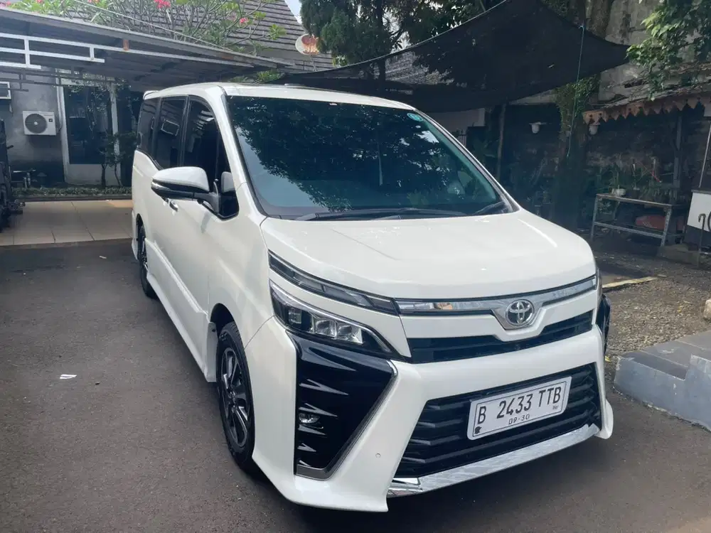 Toyota Voxy 2018 Putih