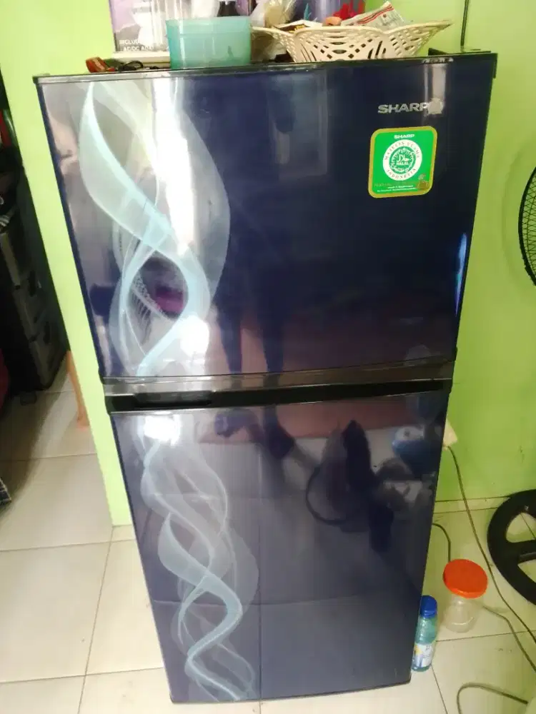 Kulkas 2 pintu sharp normal siap pakai dingin beku nego tipis