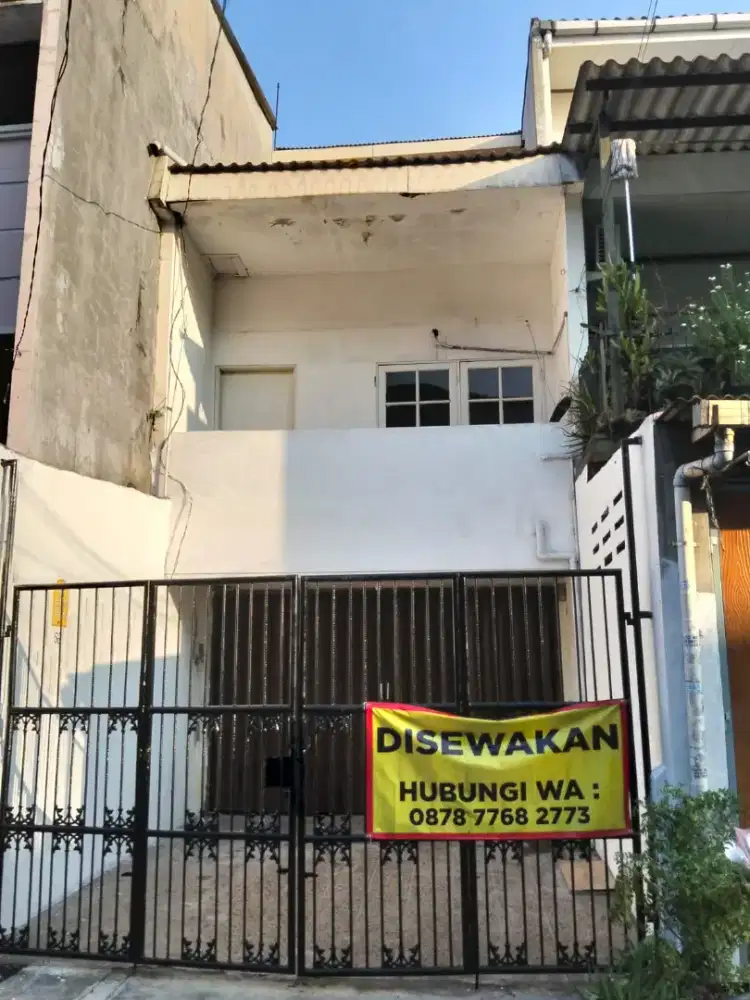 Disewakan rumah 2.5 lantai, strategis & siap huni