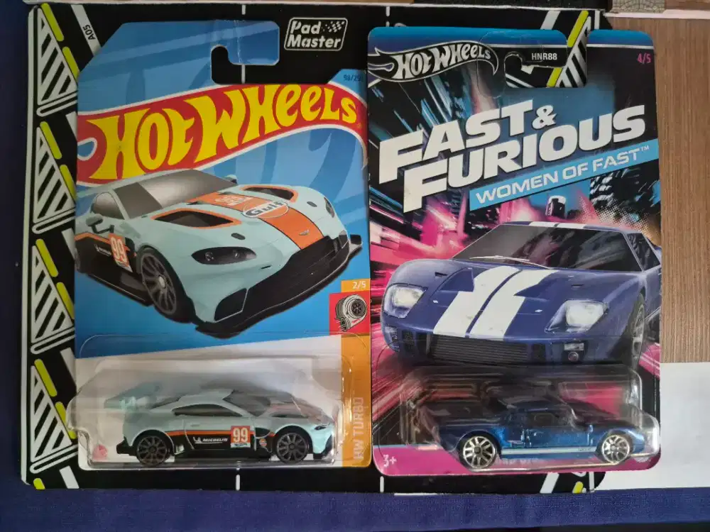 Hotwheels Ford Gt dan Aston Martin vantage
