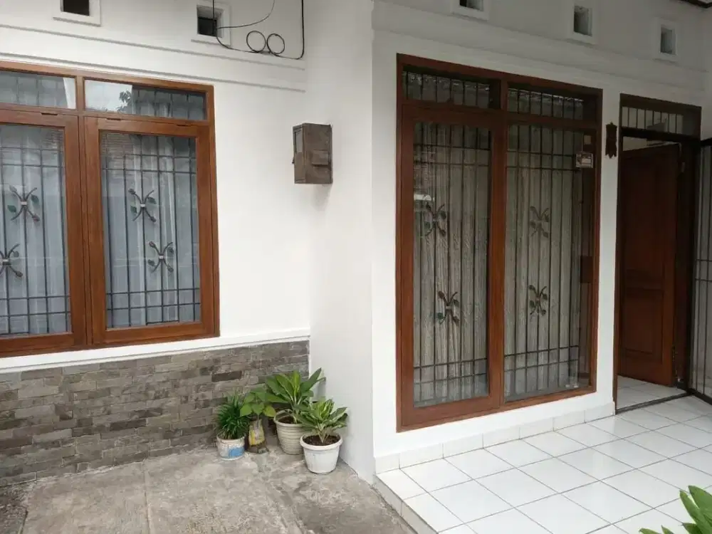 Dijual Rumah Hunian Nyaman Siap Huni Lokasi Strategis di Taman Holis Indah 1 Bandung