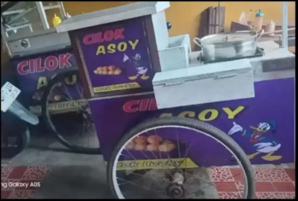 Jualan cilok keliling gerobak dorong