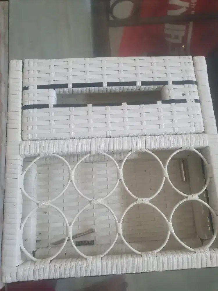 Wadah aqua dan tisu rotan sintetis.