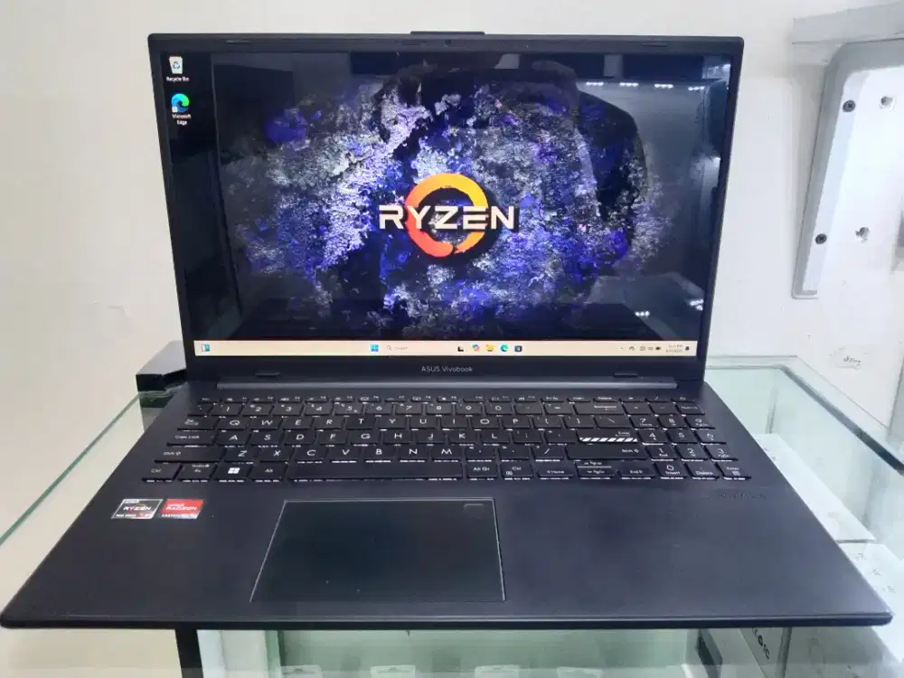 Asus VivoBook Go 15 OLED 
Ryzen 5 7520U
RAM 16GB
SSD 512GB
15 FHD