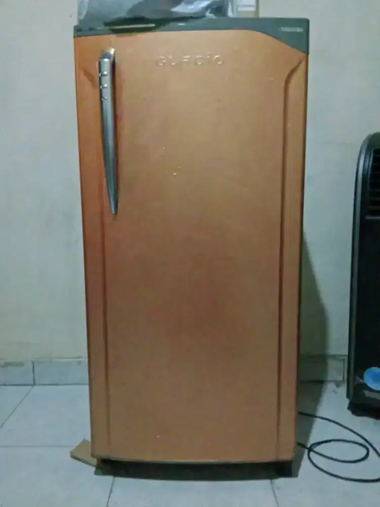 Kulkas 1 pintu merk toshiba glacio