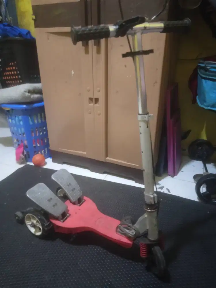skuter pedal injak