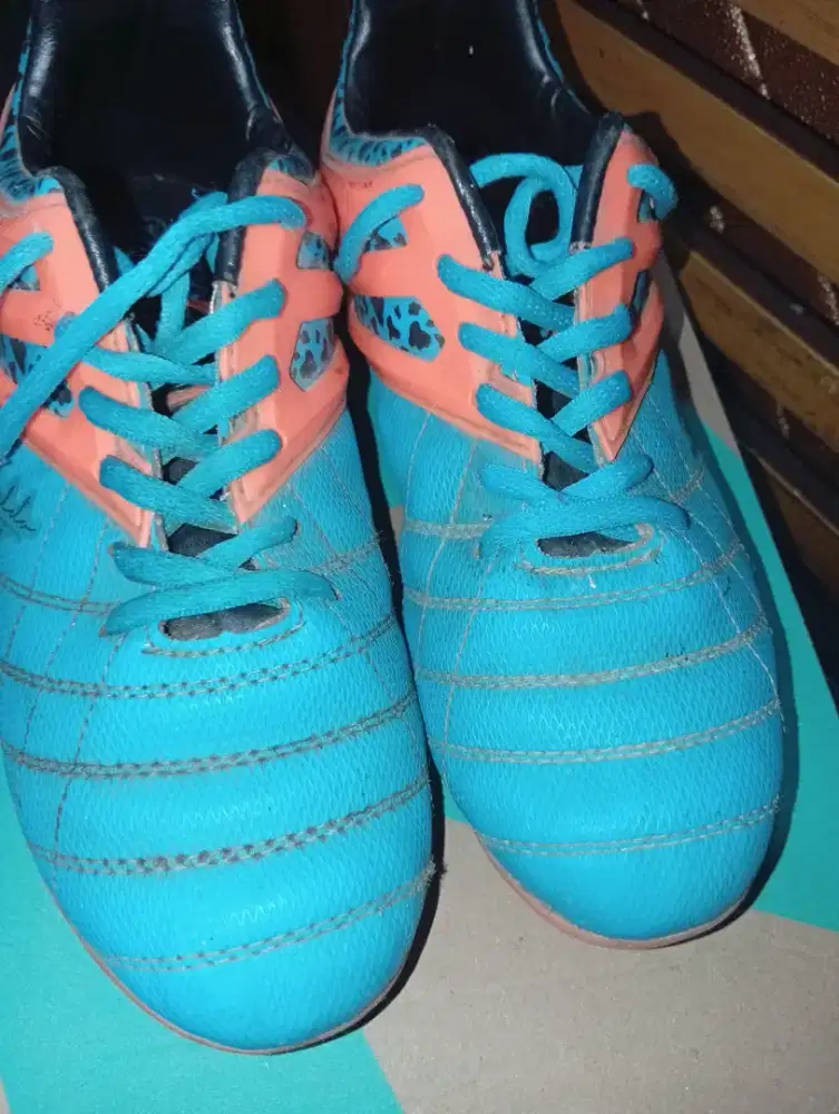Dijual  sepatu merk FINOTTI futsal/bola anak ukuran 36