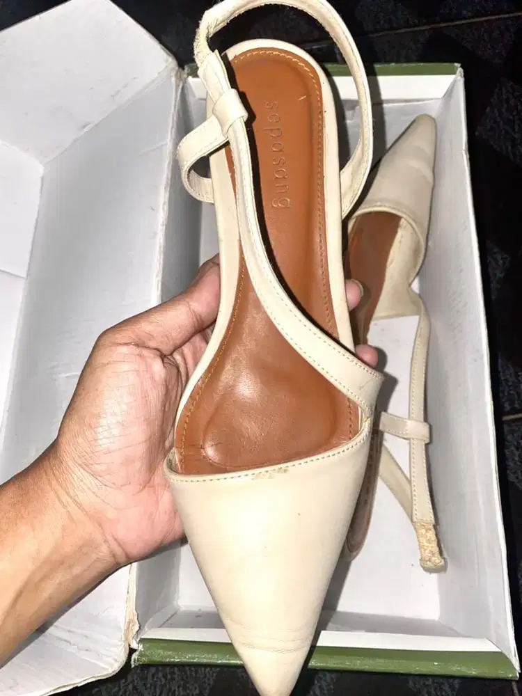 Heelssepasangsepatu