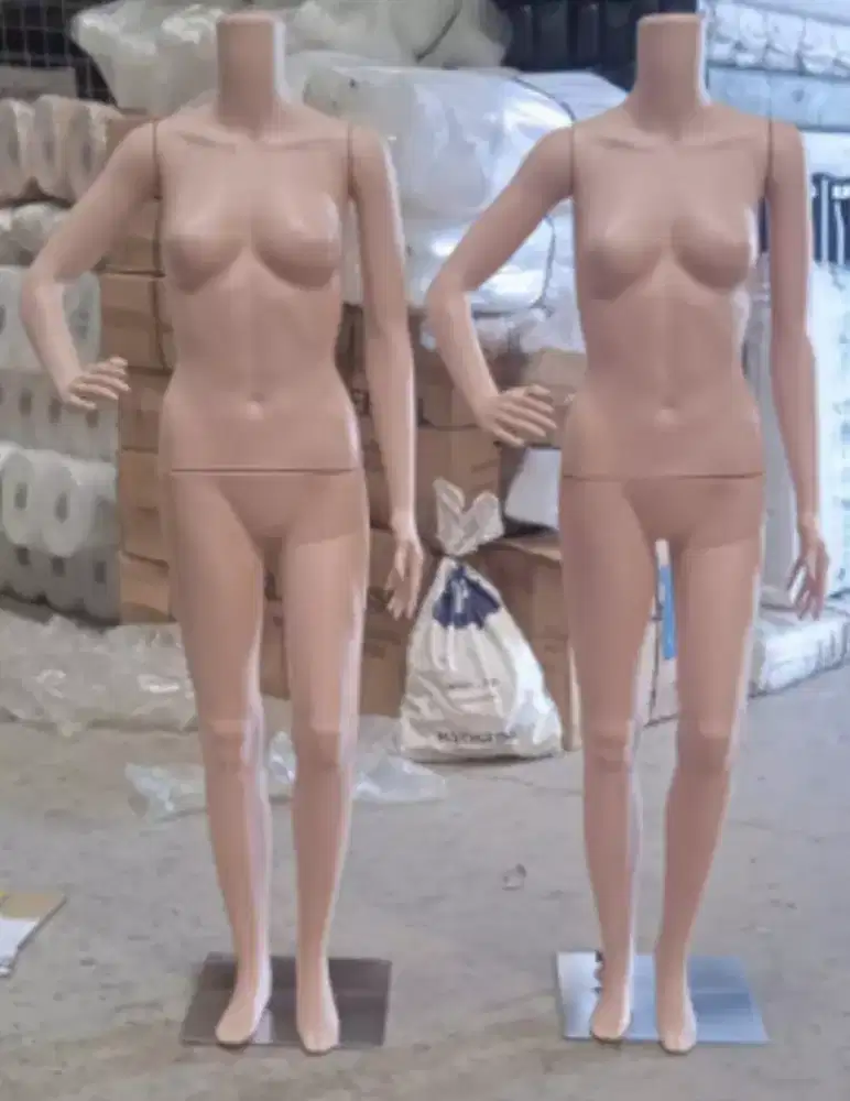 sepasang patung maniken wanita
