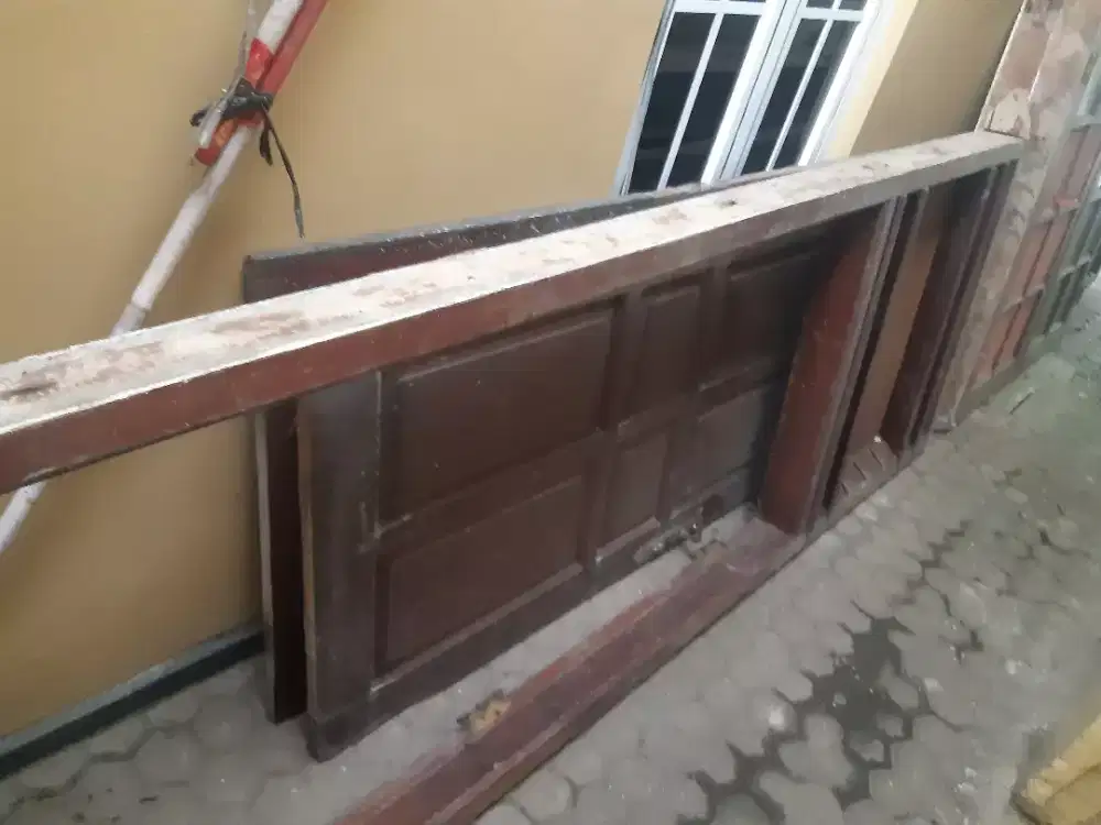 Di jual 2 daun pintu dan kusennya, 2 daun jendela dan  2 kusen jendela