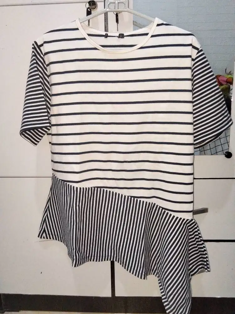 ATASAN WANITA MONOCHROME LINE
