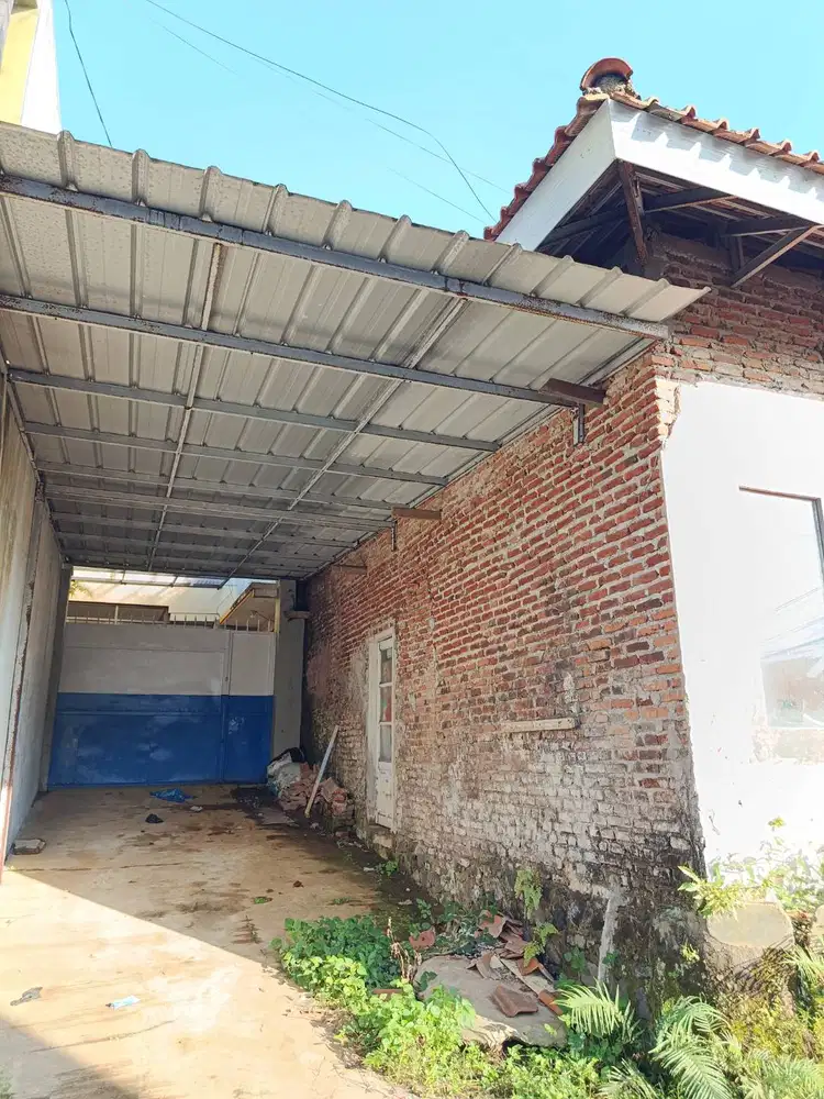 Dijual / Tukar Rumah pinggir jalan cocok untuk usaha