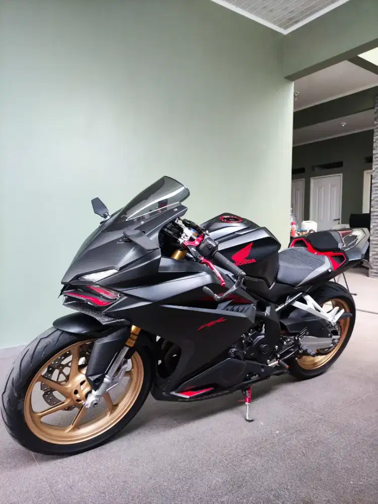 Honda CBR250RR 2017
Warna Matte Black Red