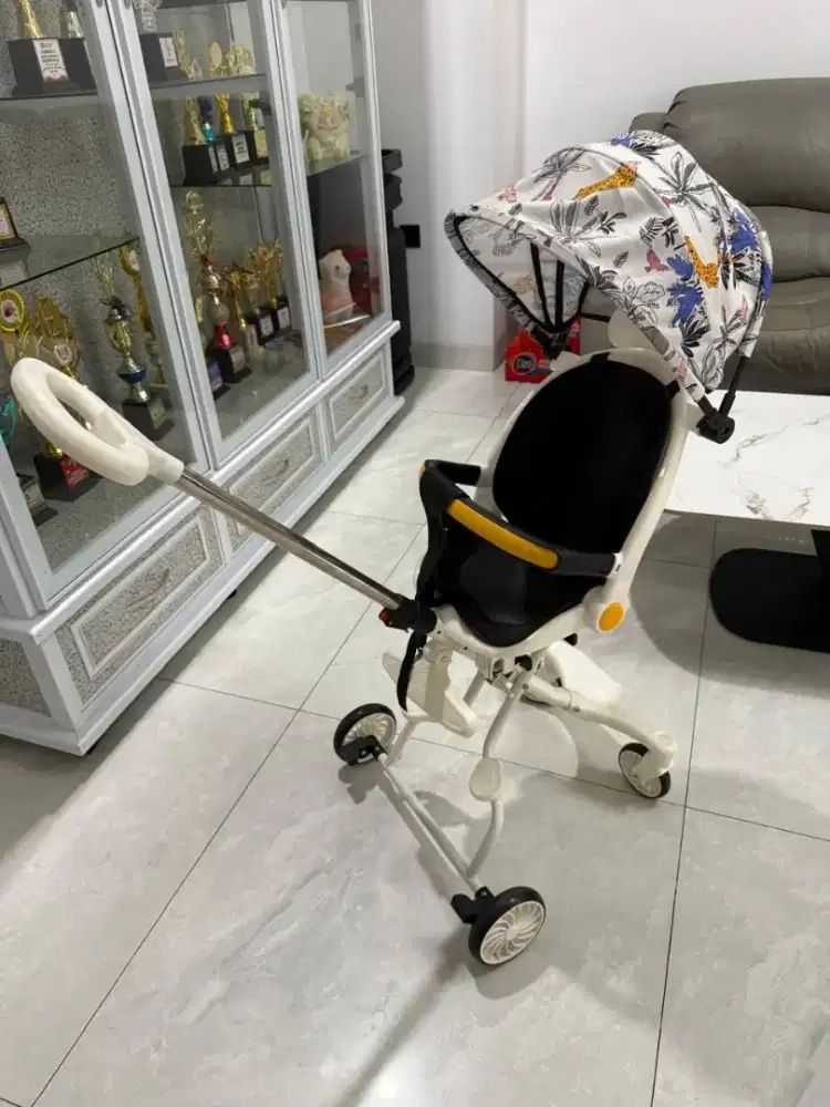 Stroller bayi warna putih