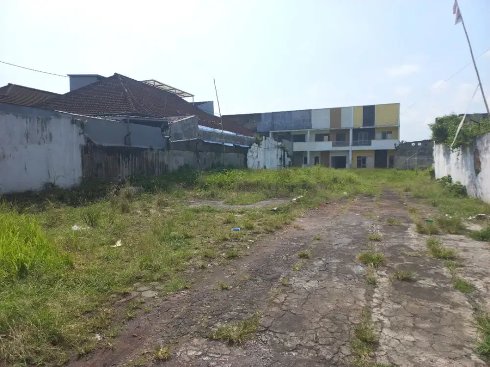 Pinggir Jalan Raya SHM Split Depan GOR Ken Arok Malang Tanah Malang
