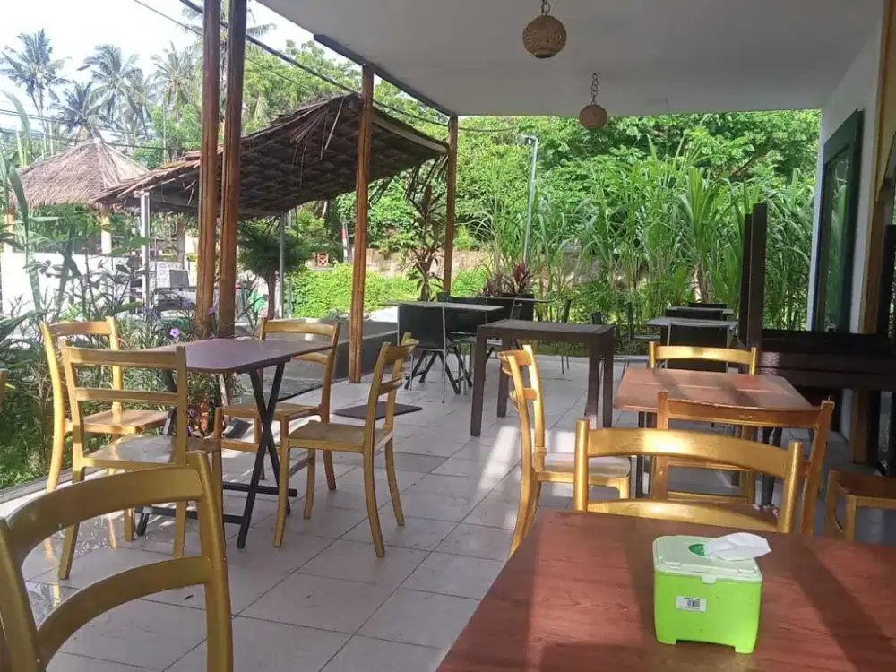 Villa dan restaurant di pinggir jalan Kerandangan