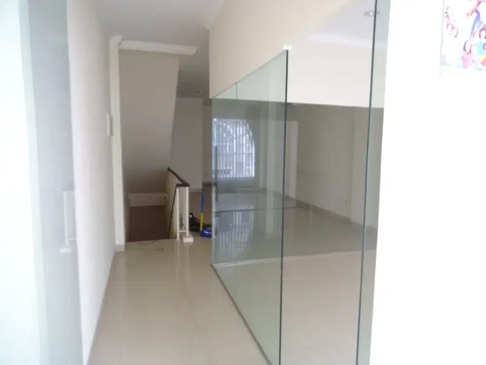 Disewakan Ruko Green Lake City sudah ada sekat partisi kaca, 7 unit ac, unit jarang ada