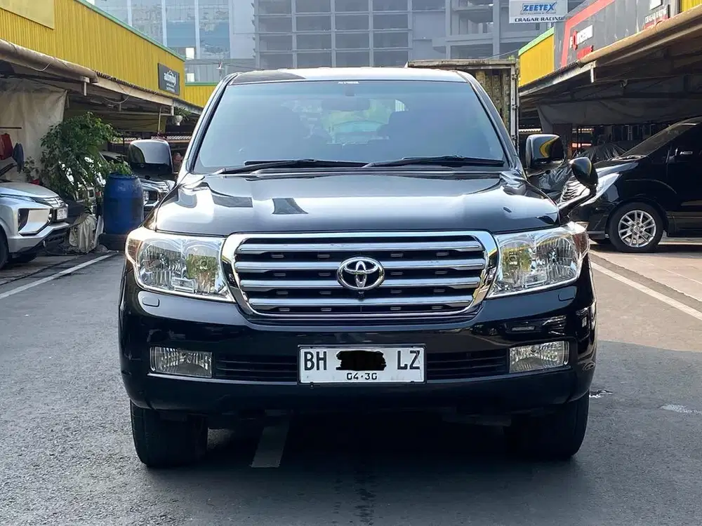 TOYOTA LAND CRUISER 200 SAHARA AT 2010 DIESEL