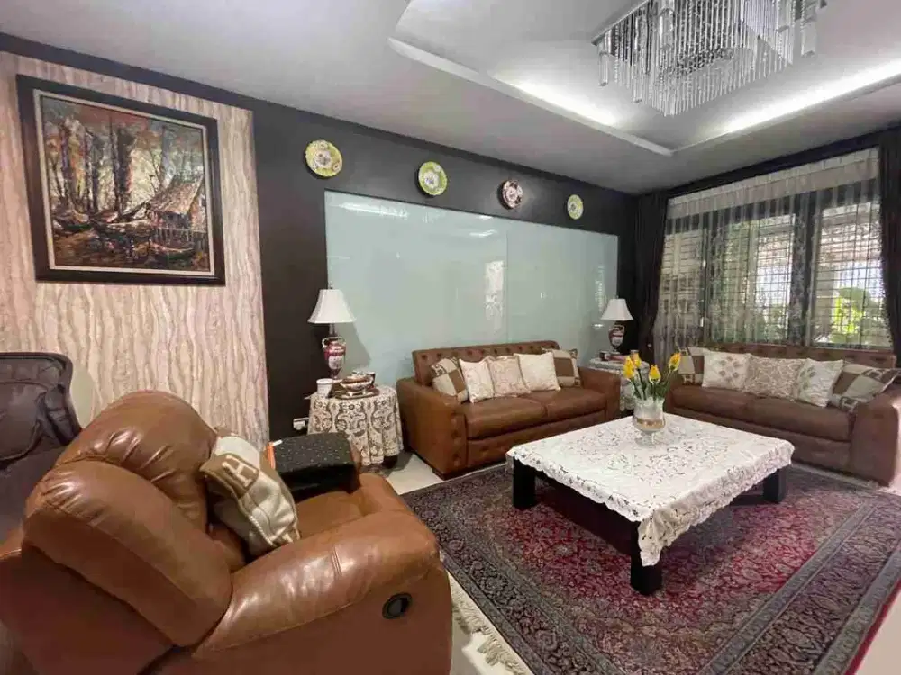 rumah mewah kota baru Parahyangan dengan kolam renang dan sauna