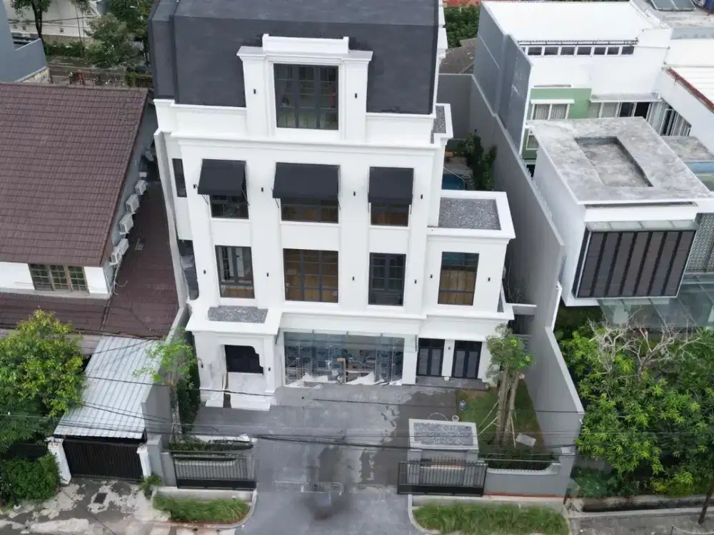 The American Classic House 4 Fl With Lift At Senopati Area, Kebayoran Baru