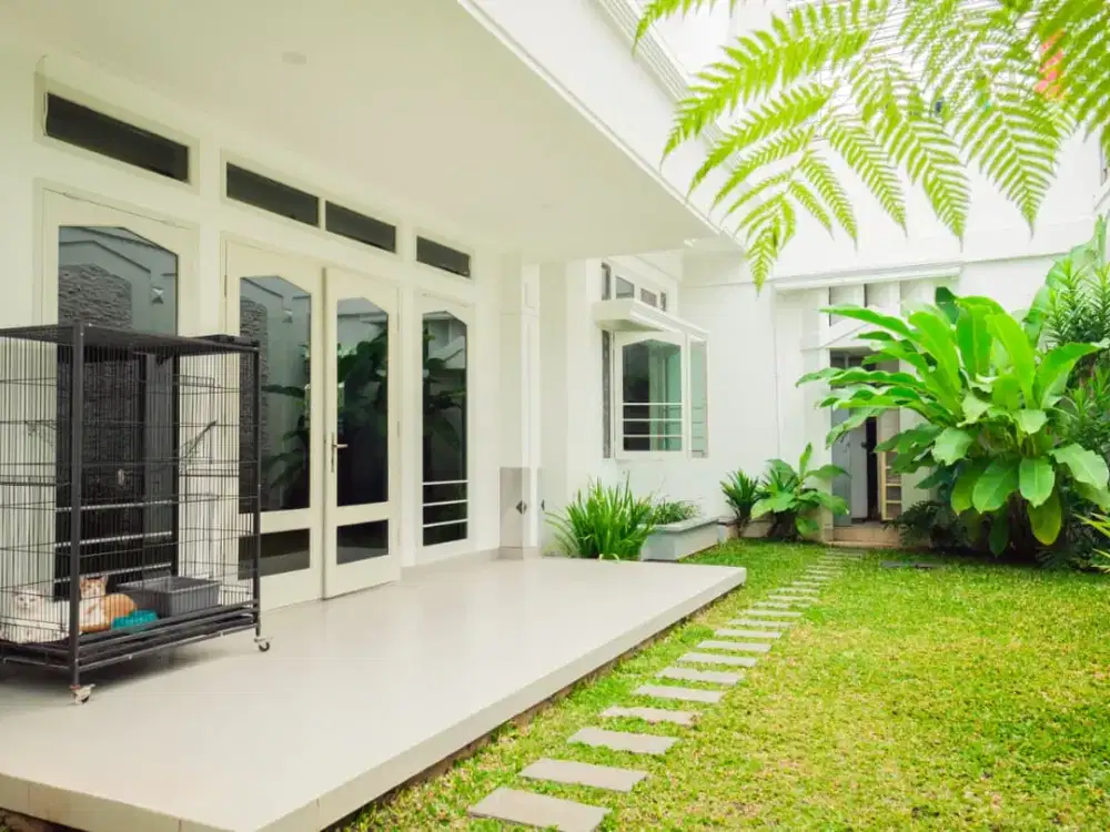 DIJUAL RUMAH MEWAH SIAP HUNI 2 LANTAI DI KAWASAN ELITE SETRASARI BANDUNG SUDAH RENOV