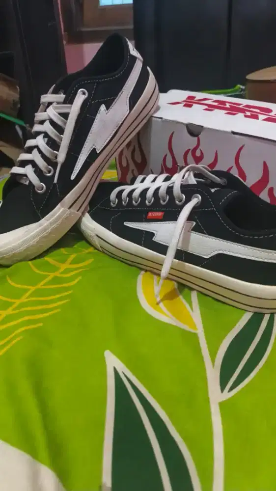 SEPATU XTERNAL HITAM PUTIH