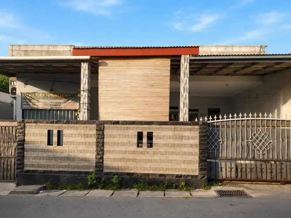 DIJUAL – Rumah 2 Lantai Strategis Pinggir Jalan Raya