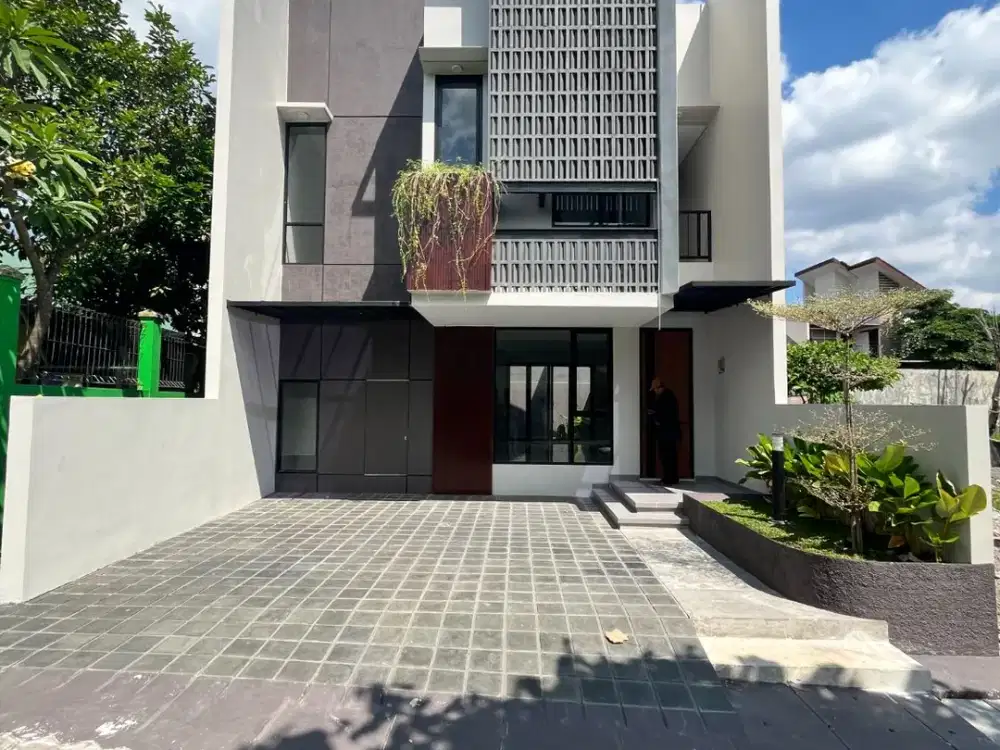 Ada Apa dengan Rumah Dekat Pakuwon Mall Ini?