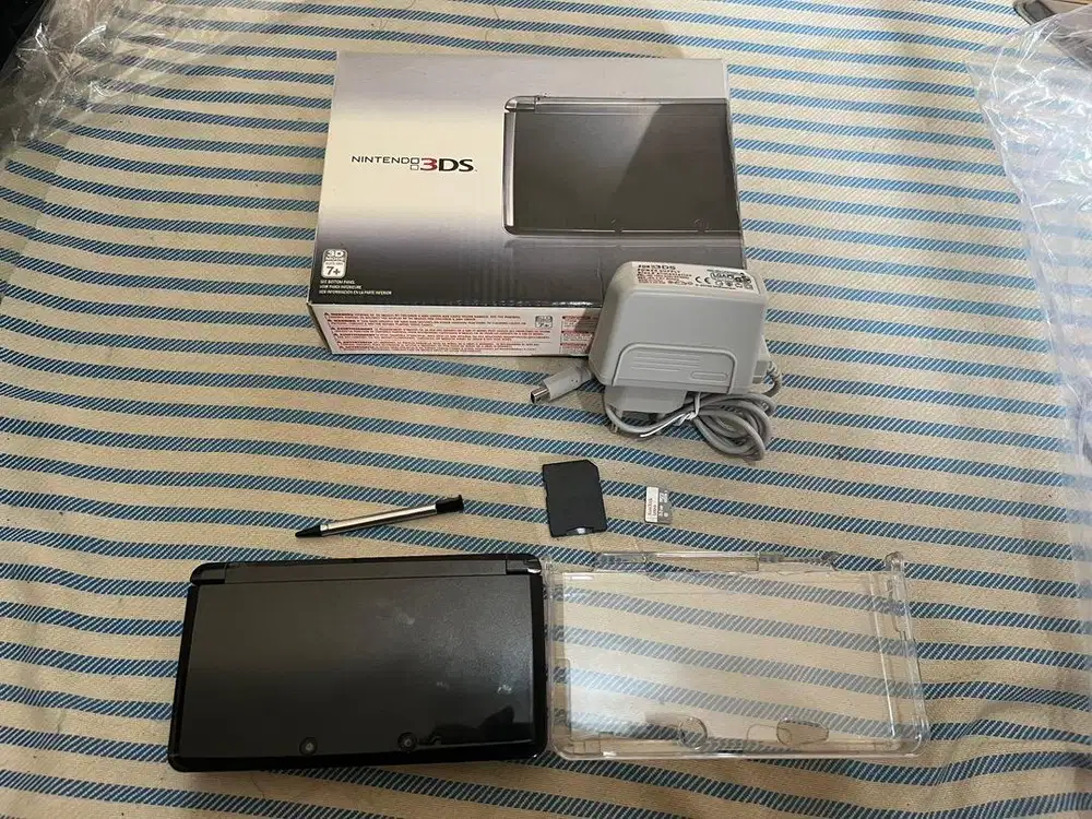 Nintendo 3DS Cosmo Black Sandisk Ultra Memory 32 GB