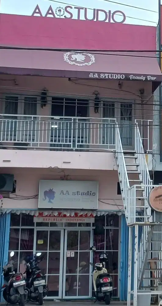 Tangga besi bekas ruko