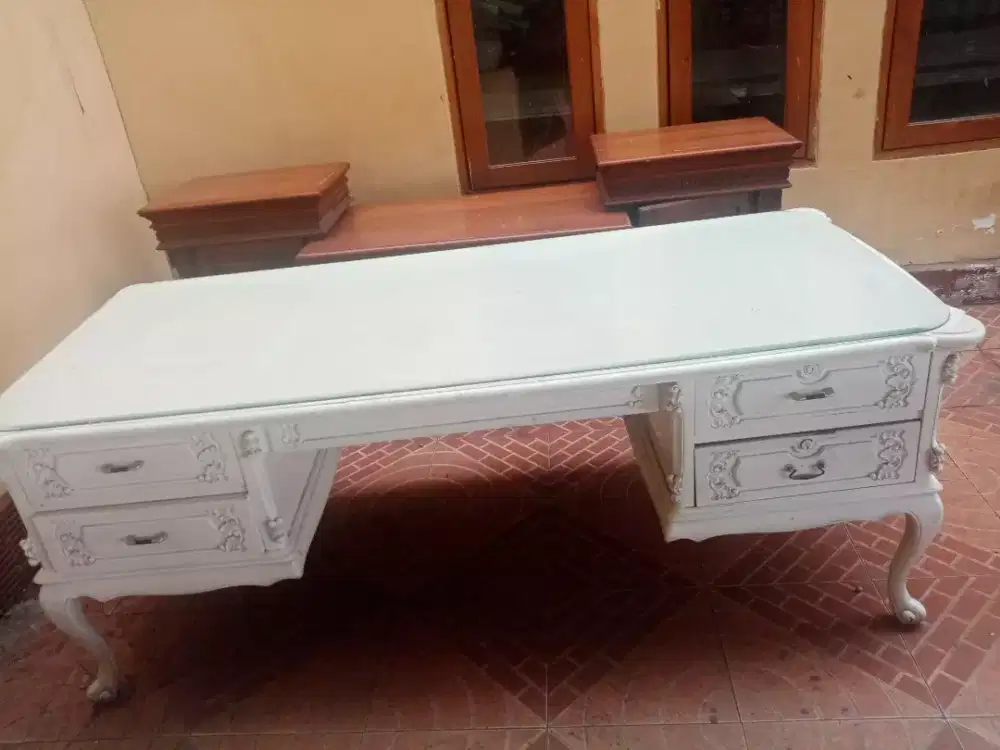 Meja kerja classic modern