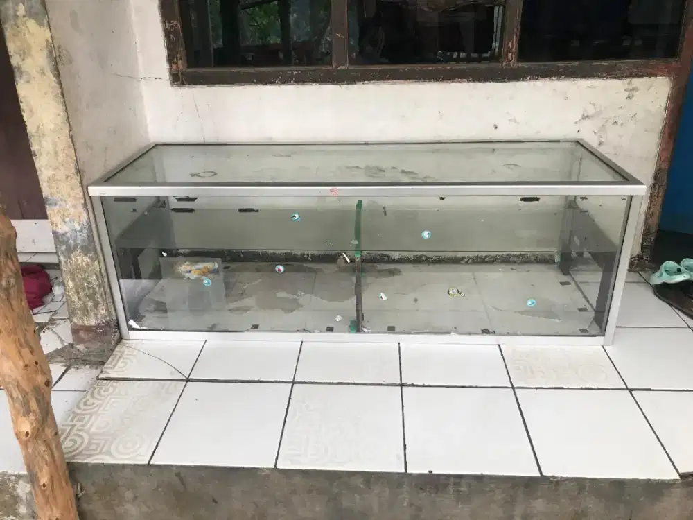 ETALASE PANJANG TANPA KAKI