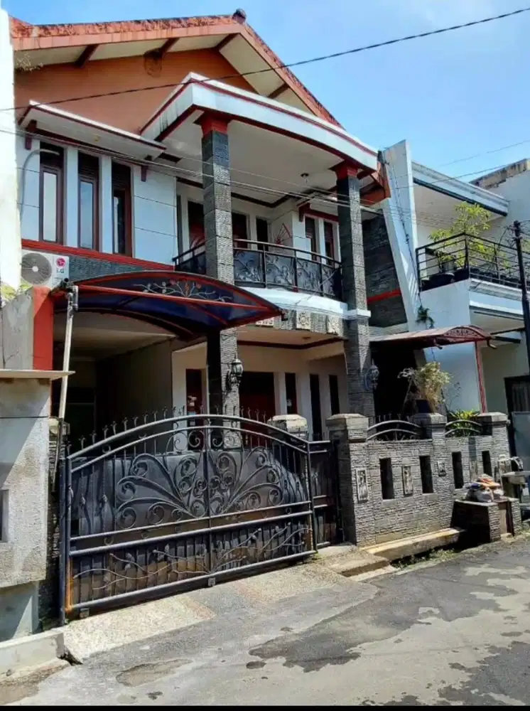 Dijual Rumah 2 Lantai di komplek dekat Tenth Avenue mall Kiaracondong