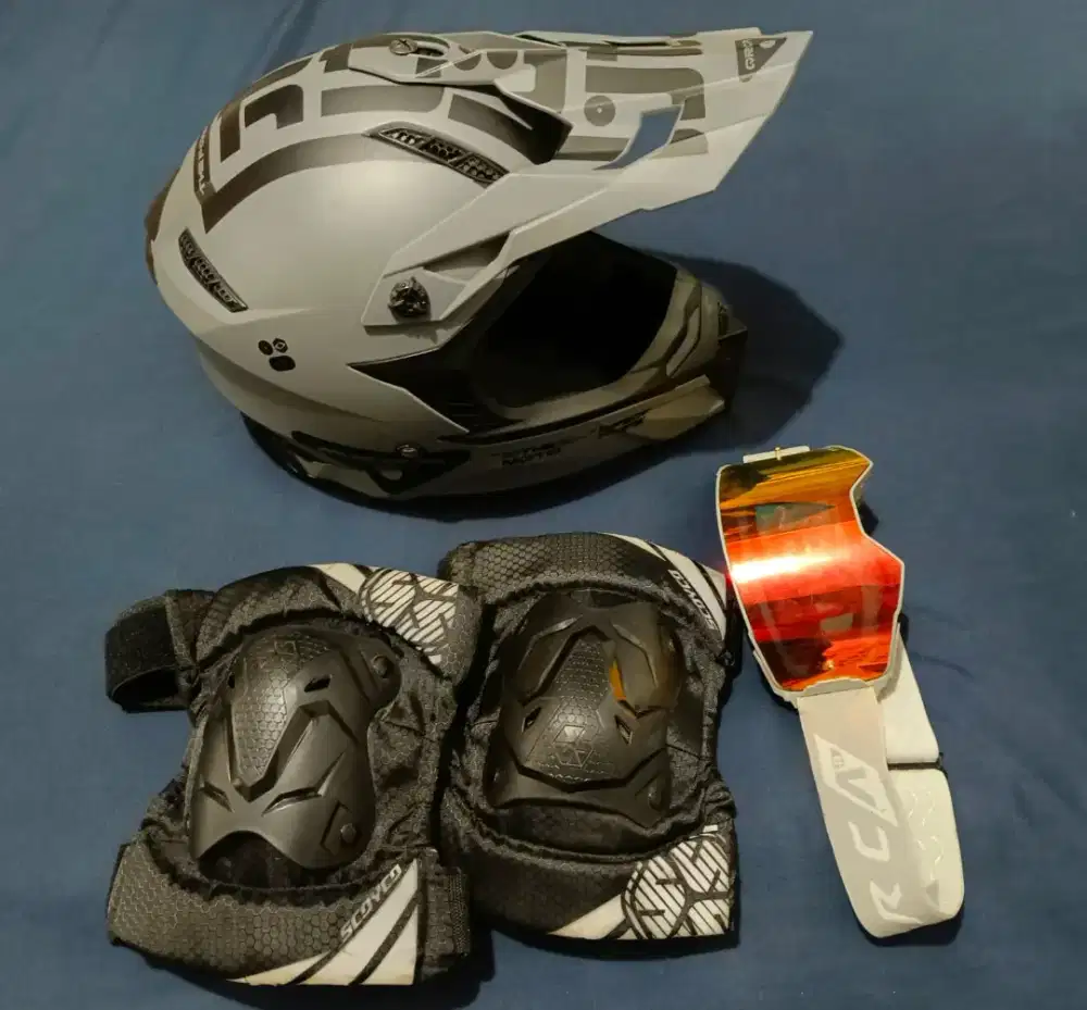 Helm Cross ORCA Size L + Google ORCA + Knee Protector SCOYCO