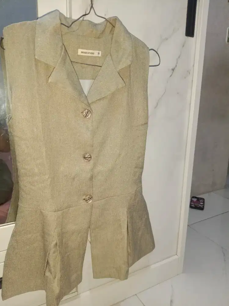 Vest warna cream