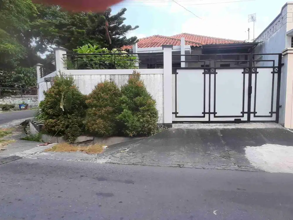 Di sewakan murah lega bisa parkir 2 mobil dkt SMA 6 solo