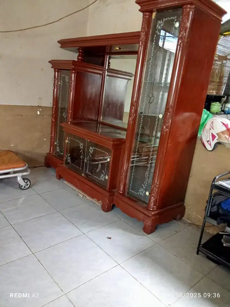 Lemari Kaca Besar