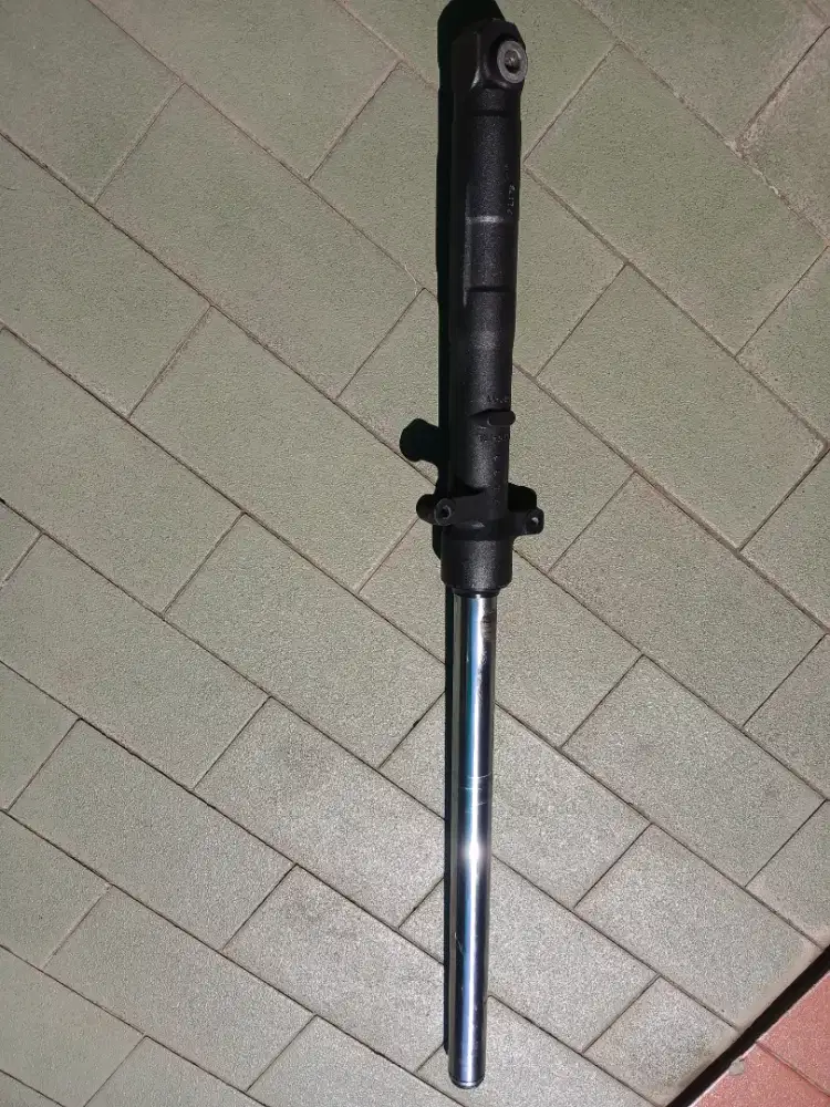 Dijual shockbreaker bekas Honda CBR 150 R kiri