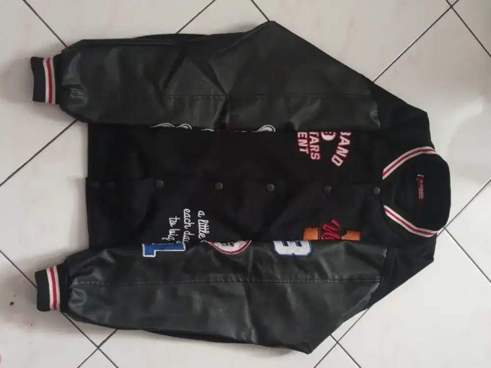 Jaket Varsity Unisex Hitam Elegan Cocok untuk Nongkrong