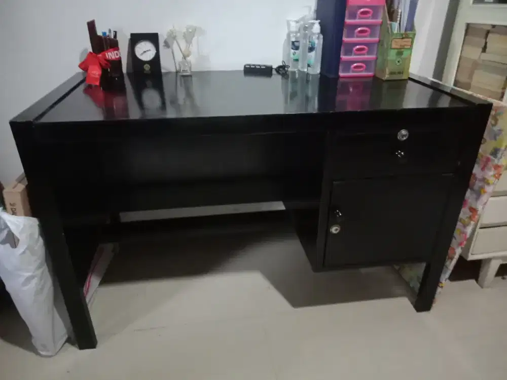 Meja kerja kayu