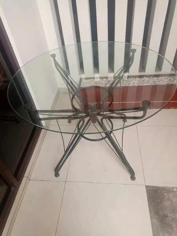 Mrja makan besi kaca bulat. Hanya meja tanpa kursi