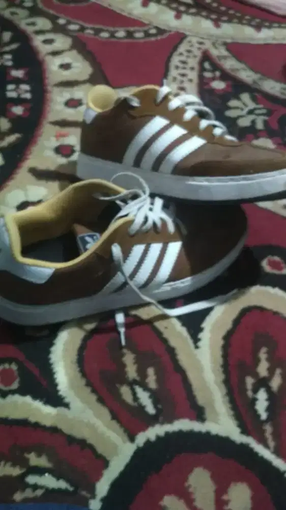 Sepatu ukuran 42