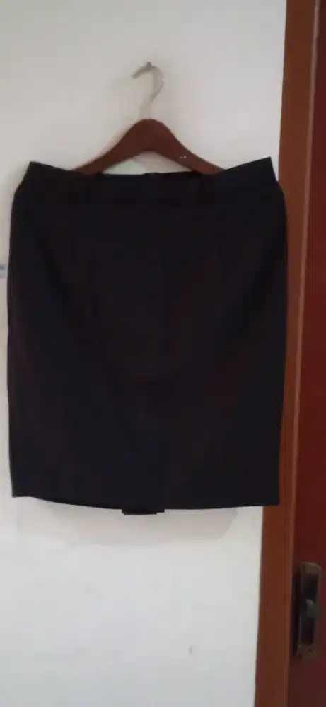Rok pendek hitam