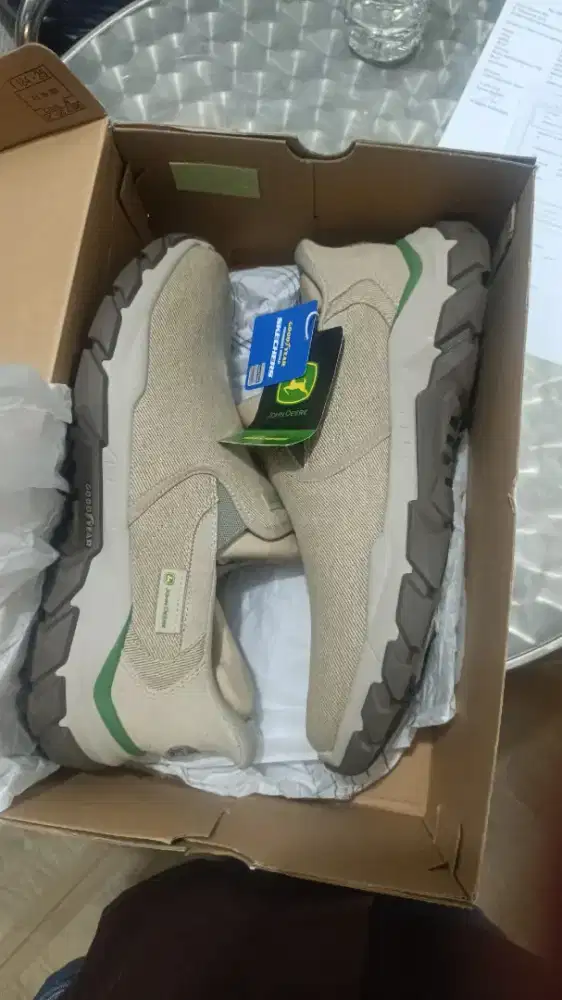Sepatu Skechers x  jhon  Deere x Goodyear kondisi baru