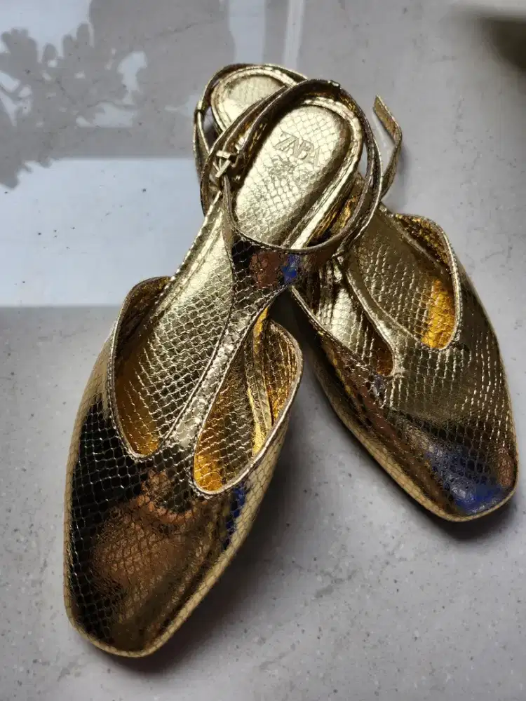 Sepatu zara gold baru