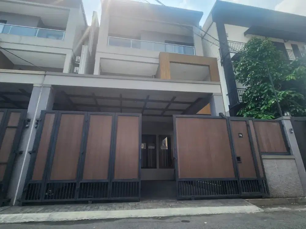 DIJUAL RUMAH 3 LANTAI DI PANCORAN TIMUR